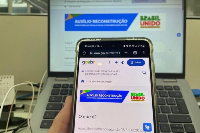 Golpe promete falso benefício de R$ 1.050 e usa o nome do Auxílio Reconstrução para atrair vítimas e tentar roubar dados.