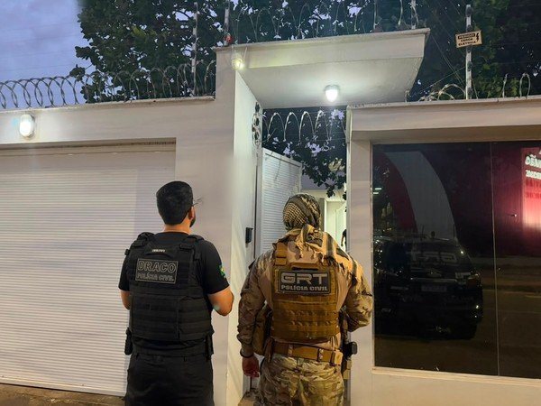 Delegado preso em Manaus é investigado, com um investigador, por suposta participação em roubo de R$ 800 mil e 30 kg de ouro em RR.