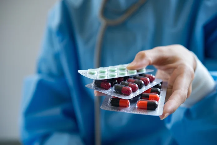 SUS oferece novos medicamentos para Crohn, uveítes, vasculites e doença renal crônica, além de ações de saúde digital e tuberculose.