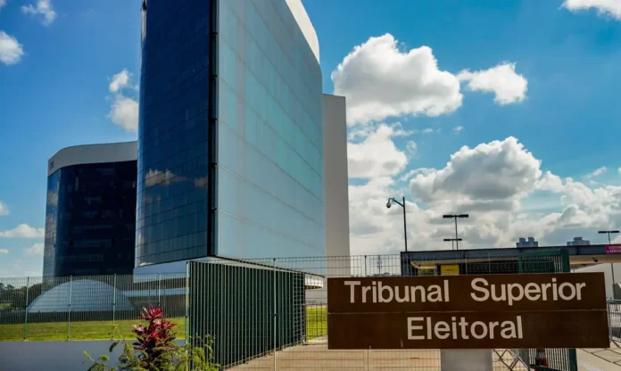 TSE reúne ministros para discutir regras sobre uso de IA na campanha antes de julgar vídeo exibido durante convenção do PL.