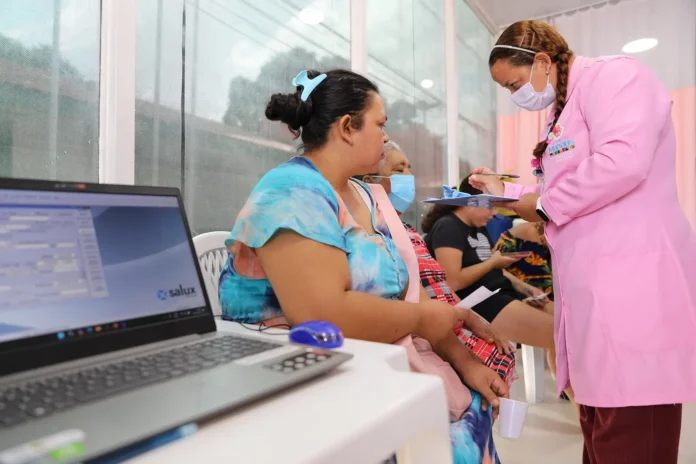 Unidades Móveis de Saúde da Mulher atendem em diferentes zonas de Manaus com consultas, exames e prevenção, sem agendamento.