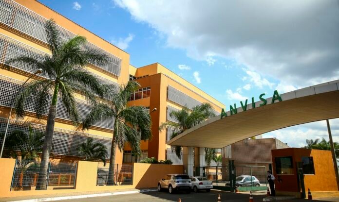 Anvisa determina retirada de 12 produtos de limpeza sem regularização sanitária e suspende fabricação, venda e uso.