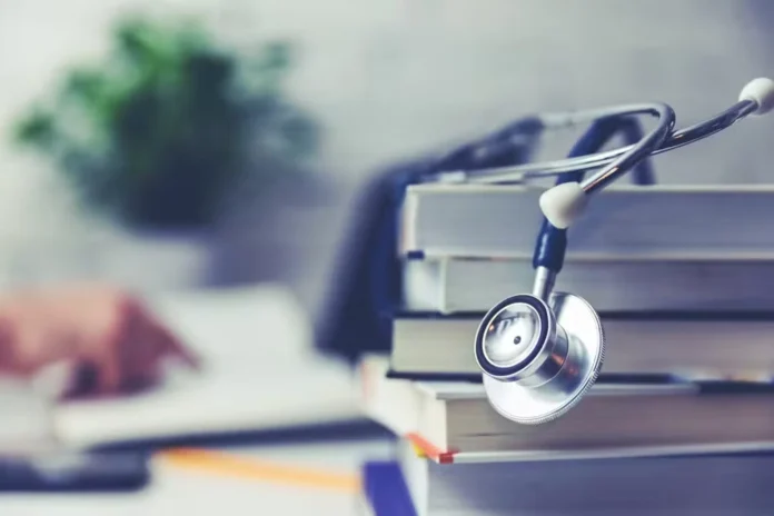 Justiça suspende sanções do MEC contra cursos de Medicina com baixo desempenho no Enamed 2025. União informou que vai recorrer.