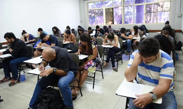 Encceja 2026 será realizado neste domingo (23). Veja os horários das provas e como consultar o local de aplicação.