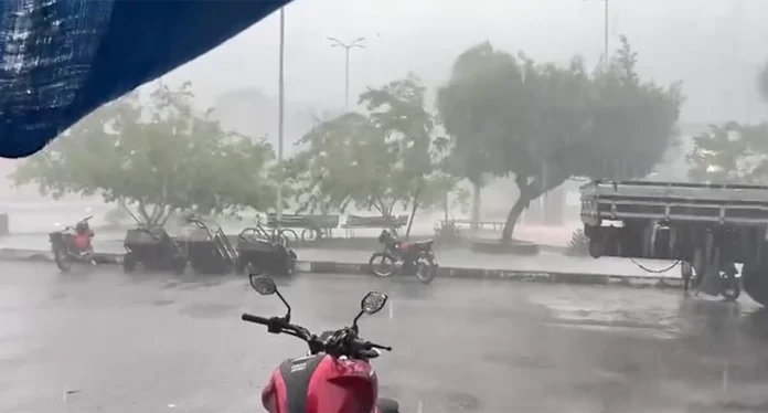 Granizo atinge Manicoré durante período de calor e estiagem no Amazonas. Temporal teve ventania e 22,8 mm de chuva em uma hora.
