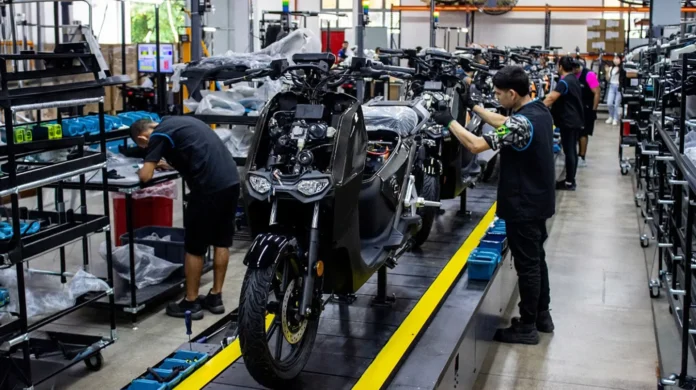 Avelloz terá 40 mil motos produzidas em Manaus pela DBS nos próximos três anos. Nova planta começa a operar em outubro.