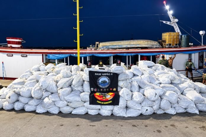 Carga de pirarucu avaliada em R$ 828 mil é apreendida em Coari. Duas embarcações transportavam 27,6 toneladas sem documentação.