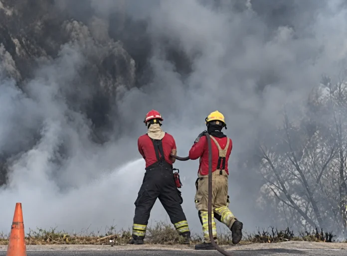 Incêndio atinge área de mata no Coroado, em Manaus, em meio à fumaça e aos altos níveis de poluição registrados na capital.