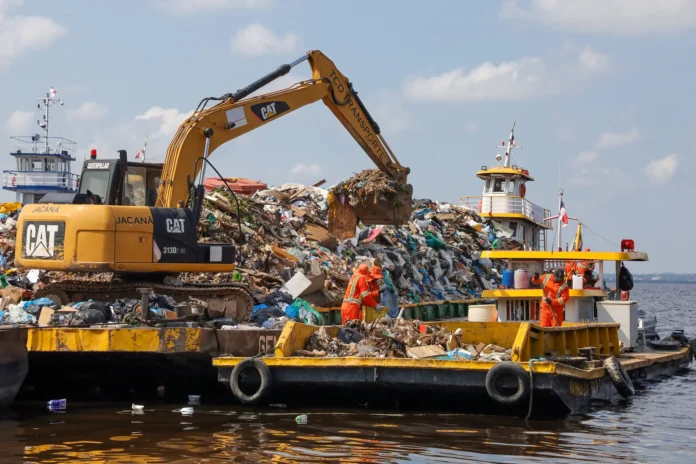 Prefeitura de Manaus retira mais de 400 toneladas de resíduos em operação de limpeza da orla, igarapés e comunidades durante a estiagem.