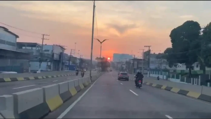 Qualidade do ar em Manaus chega a nível crítico, com índice de 437,4 e fumaça em várias zonas da capital nesta quarta-feira.