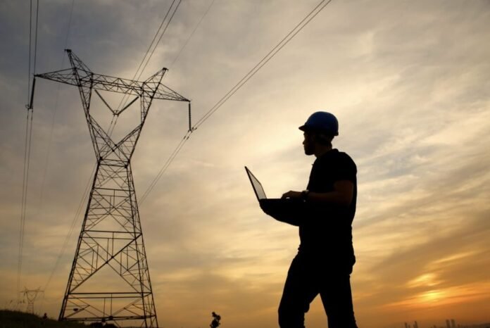 Consumo de energia em Manaus atingiu 2.015 MW e bateu novo recorde durante período de calor intenso e fumaça.