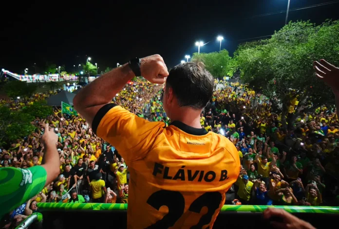 Em Manaus, Flávio Bolsonaro promete combater queimadas na Amazônia e defende investimentos na BR-319 e na Zona Franca.