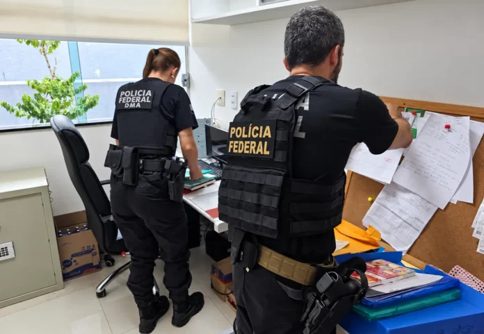 PF investiga grupo ligado ao garimpo ilegal no Amazonas. Operação cumpre mandados em Manaus e bloqueia mais de R$ 35 milhões.