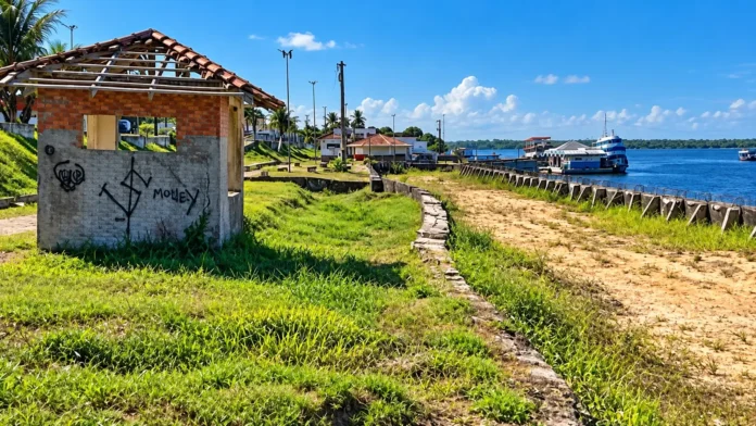 Ministério Público investiga possível abandono de obra de R$ 5,1 milhões na orla de São Sebastião do Uatumã após fiscalizações no local.