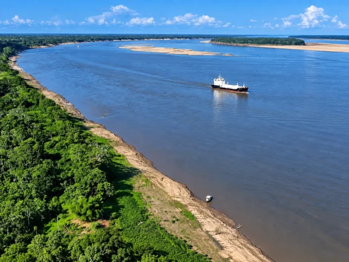 Rio Negro em Manaus encerrou setembro em 18,88 metros, 6,22 metros acima da vazante recorde de 2024, enquanto a descida do rio continua.