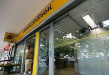 Feriado de 12 de outubro altera funcionamento dos bancos em todo o Brasil Veja como será o funcionamento dos bancos no feriado de 12 de outubro, quais serviços estarão disponíveis e quando boletos e contas poderão ser pagos.