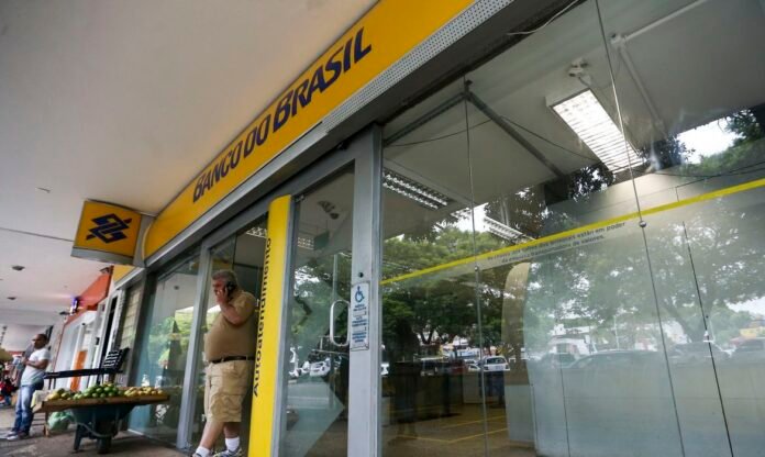 Veja como será o funcionamento dos bancos no feriado de 12 de outubro, quais serviços estarão disponíveis e quando boletos e contas poderão ser pagos.